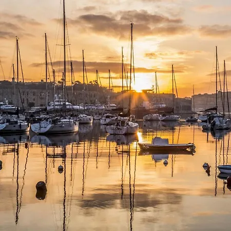 Modern 1br Location *