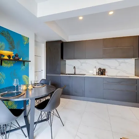 Modern 1br Location *