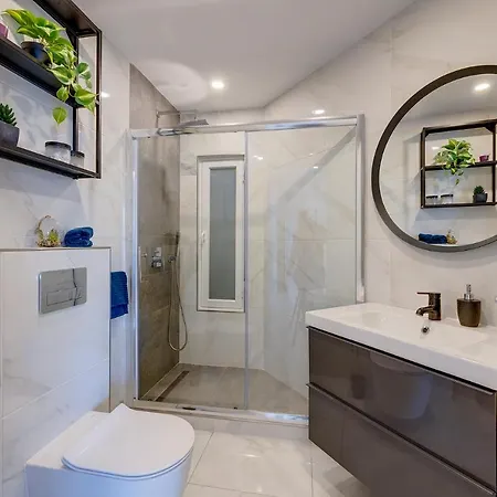 Modern 1br Location アパート グジラ